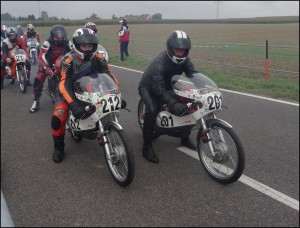 Die Riesaer Kai (Startnummer 212) und Ekkehard Aurich (Startnummer 201) jeweils auf einer Kreidler Florett RS 50 (Bj. 1972) am Vorstart zum Bergpreis (Foto. A.K. Aurich)