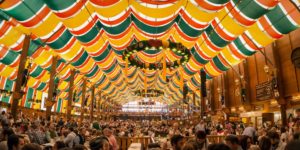 Oktoberfest Trinkende Menschen in einem Bierzelt auf dem Münchner Oktoberfest
